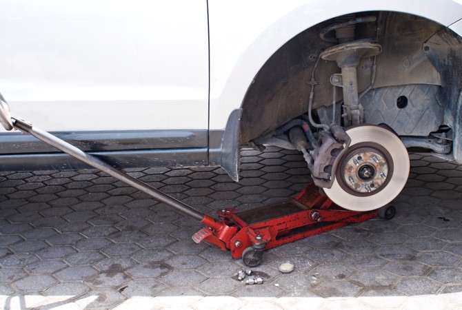 Jack-Under-Car Jack-Under-Car