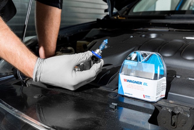Mechanic-Holding-Wagner-Headlight Mechanic-Holding-Wagner-Headlight
