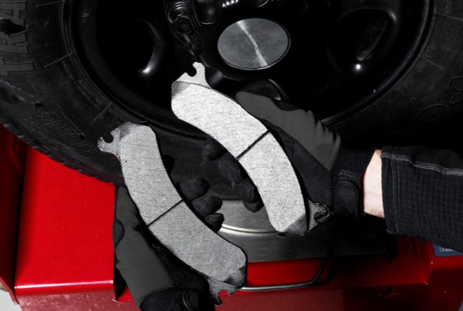 checking-orientation-of-brake-pads-tip-1 checking-orientation-of-brake-pads-tip-1