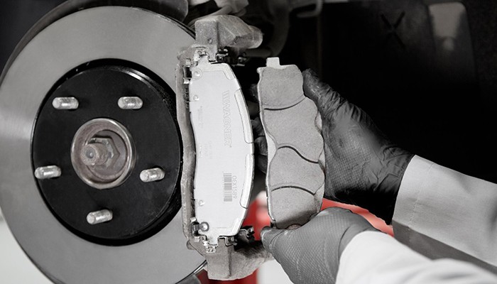 Installing-Wagner-OEX-Brake-Pad